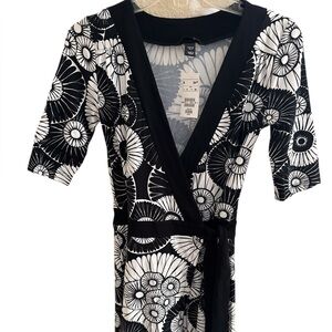 H & M New With‎ Tags Black White Floral Wrap Dress Size 4